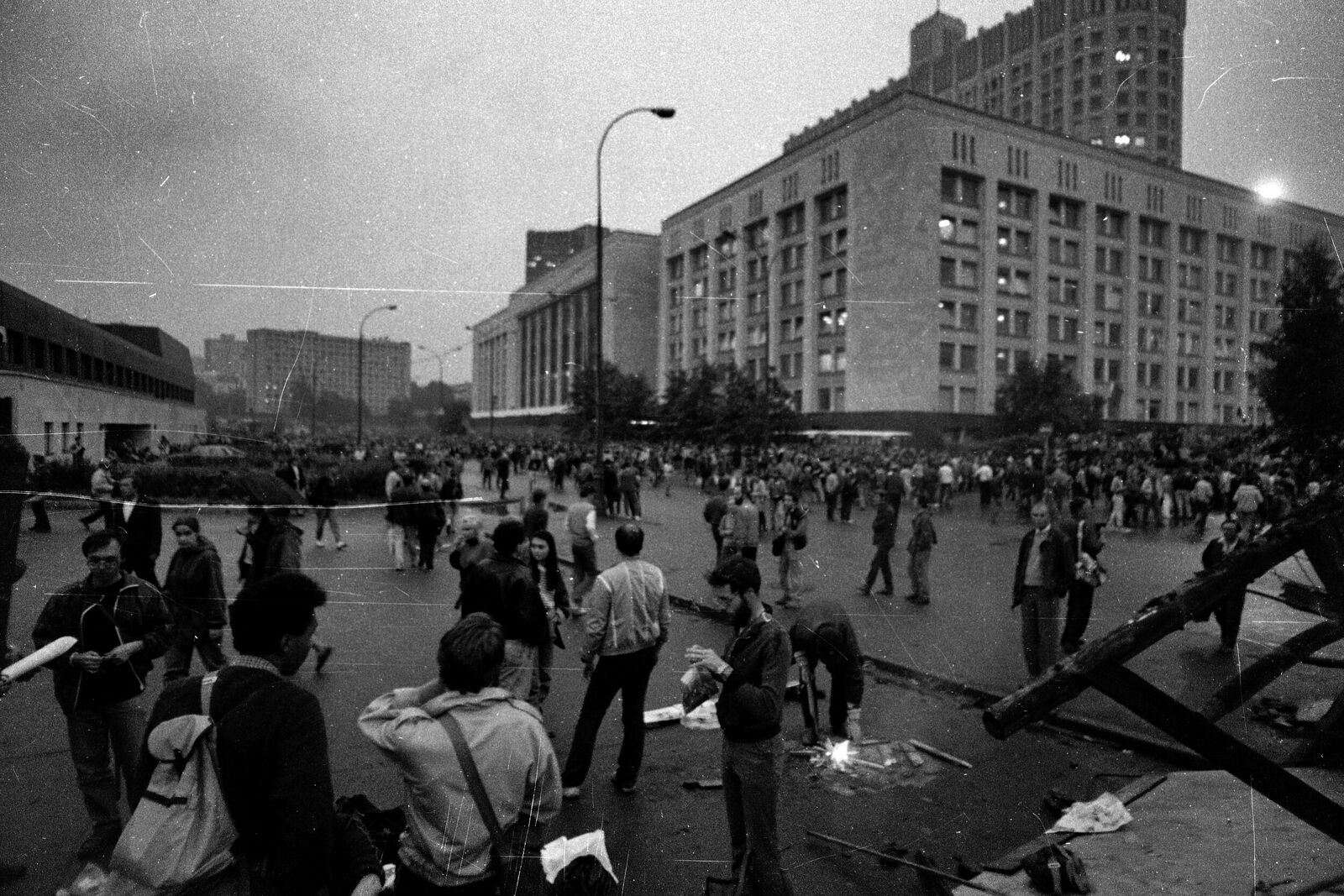 Две властные группировки разбирались, а народ вслепую действовал, думал, что свою свободу защищает. Те, кто пришел к власти, меньше всего о народе думал. Ельцин потом всем своим правлением это доказал. Он Горбачева критиковал, что тот чиновников распустил, а у самого чиновничий беспредел еще хуже стал.  А под БТРы попали в жопу пьяные герои.  Скорее всего парни поплатились за свое легкомыслие, молодо-зелено, эмоции через край.  Но все это власть обыграла в свою пользу, сделала их героями.