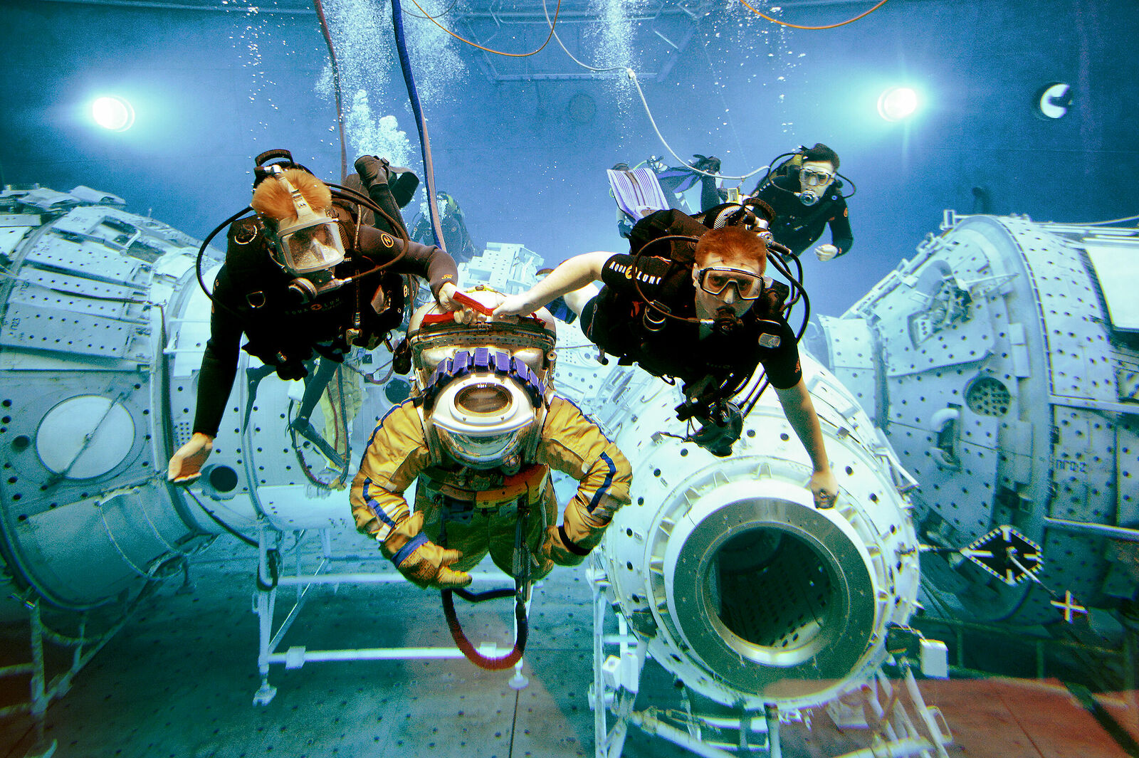 Гидролаборатория — сложное гидротехническое сооружение, содержащее большой комплекс технологического оборудования, специальных систем, аппаратуры и механизмов. Основную центральную часть здания гидролаборатории занимает огромный цилиндрический резервуар (диаметр 23 метра, высота 12 м), заполненный 5000 тонн воды с температурой около 30 градусов.  Внутри резервуара гидролаборатории установлена подвижная монтажная платформа грузоподъемностью 40 тонн. Платформа может подниматься над водой и опускаться на заданную глубину. На платформе закрепляются габаритные макеты российского сегмента Международной космической станции (МКС), космического корабля «Союз ТМА», другого оборудования размещенного на поверхности станции.