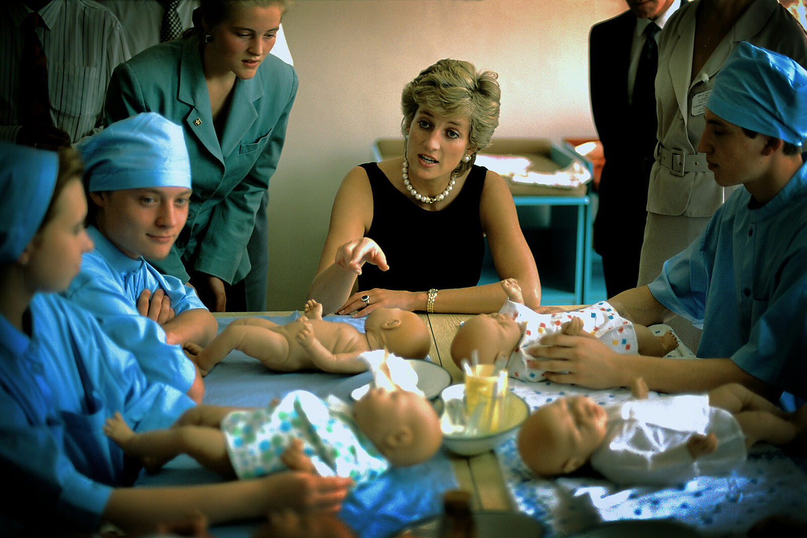 Принцесса Диана во время посещения детской больницы Москва